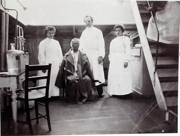 26. Младший врач В. П. Ивакин и сестры милосердия около больного в палате № 3. 1901