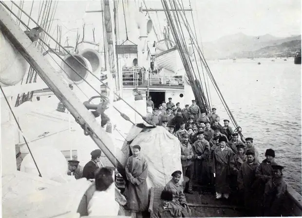 31. Больные на палубе парохода «Царица». Япония, Иокогама. 1901