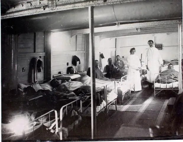25. Врач и сестра милосердия в палате № 3 у постелей больных. 1901