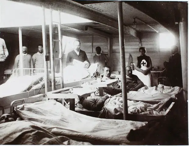 20. Младший врач А. А. Косминский (стоит в центре) у постели больного в палате № 1. 1901
