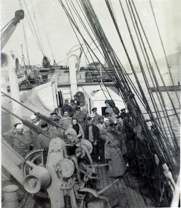 33. Больные на палубе парохода «Царица». Япония, Иокогама. 1901