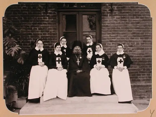 Отряд сестер милосердия из г. Кронштадта, предназначенный для плавучего госпиталя, организованного на пароходе «Царица». Одесса. 1900