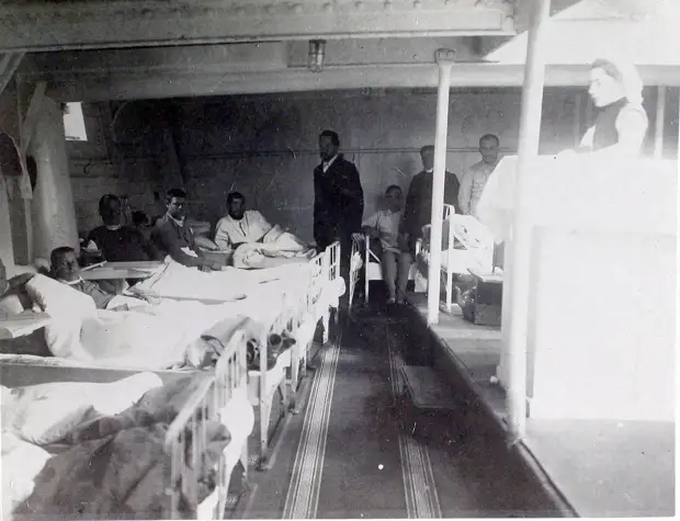 19. Младший врач А. А. Косминский (слева стоит) в палате № 1 у постелей больных.   1901