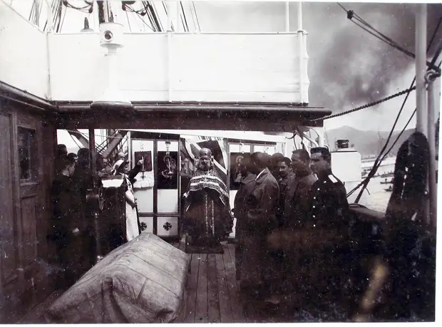 18. Архимандрит Михей во время службы на пароходе; справа - больные лазарета. 1901