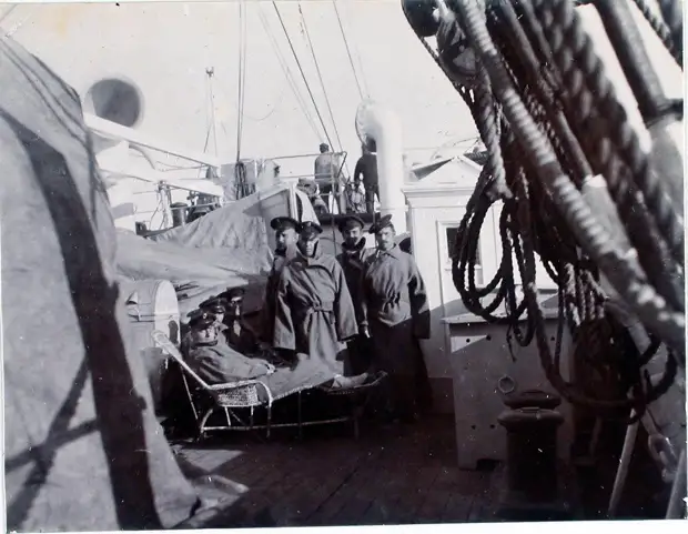 34. Больные на палубе парохода «Царица». Япония, Иокогама. 1901