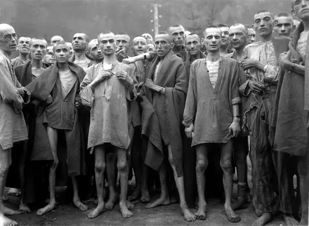 800px-Ebensee_concentration_camp_prisoners_1945