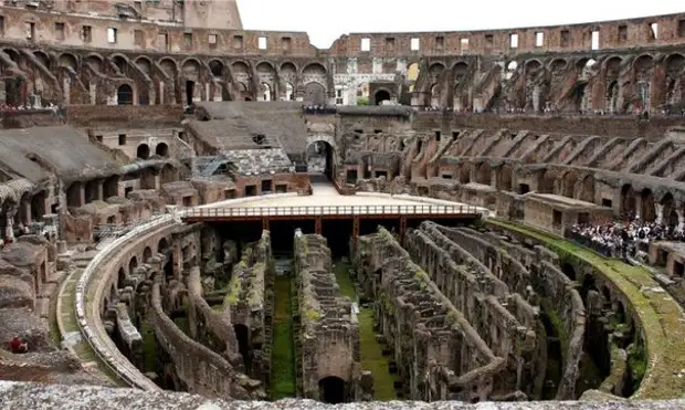 В Италии американские туристки нацарапали свои имена на стенах Колизея