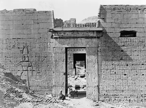 Мединет-Абу. Вход в храм Рамсеса III