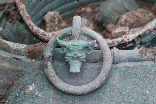 Кельтский бронзовый котел, украшенный изображением рогатого божества.