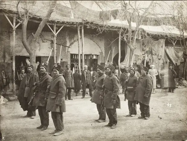 Семь вооруженных солдат в окружении зевак