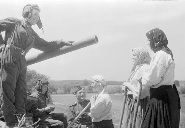 Европейские женщины и советские солдаты.