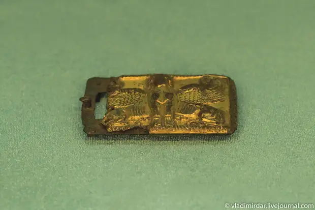 Пряжка с изображением крылатого сфинкса. Золото сарматов.