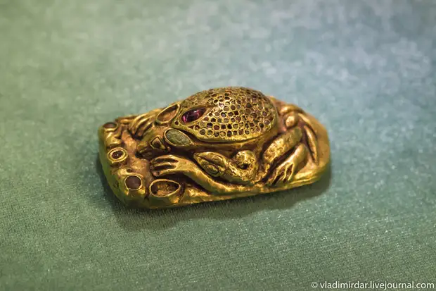 Бляха зооморфная - изображение реликтового степного ежика. Золото Сарматов.