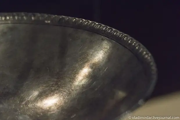 Франмент серебряной чаша с растительным орнаментом на горизонтальном бортике. Золото сарматов.