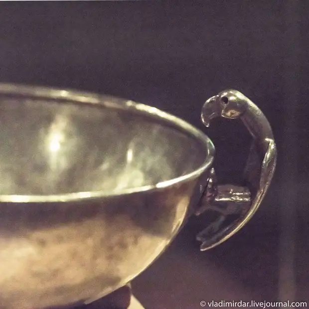Серебряная чаша с ручкой в виде хищной птицы. Золото сарматов.