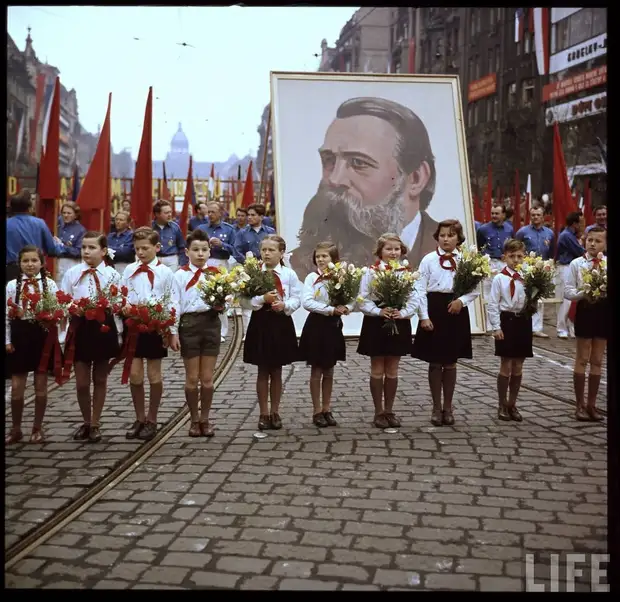 Первомайское шествие в Праге в 1956-м году.