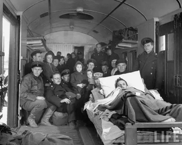 Группа советских техников и членов их семей, покидающих город после демонтажа завода