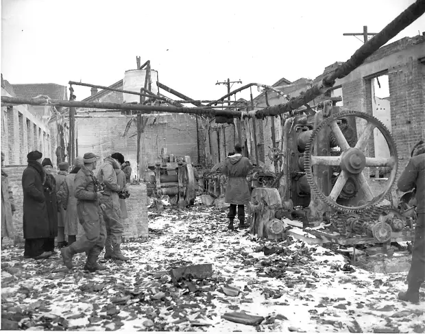 Демонтированная фабрика резиновых изделий. 1946