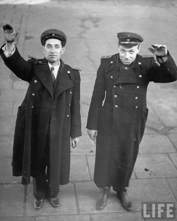 Капитан И. Бабайцев и лейтенант К. Камардин контролирующие отправку состава с демонтированным заводом. 1946