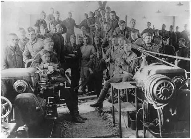 Советские солдаты в процессе демонтажа оборудования