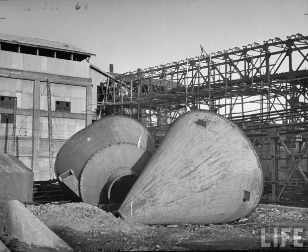 Демонтированный завод в Фушуне. 1946