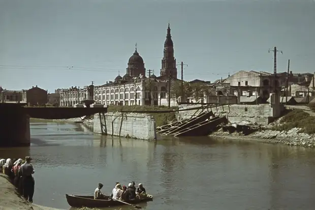 Разрушенный мост через реку Лопань в Харькове