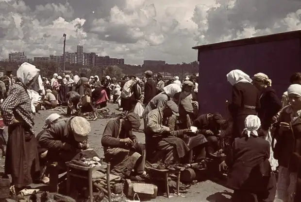 Мирные жители на Благовещенском рынке оккупированного Харькова