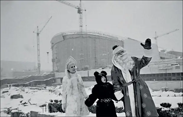 1980. Третий — олимпийский мишка. Участники представления в новом олимпийском комплексе рядом со стройплощадкой.jpg