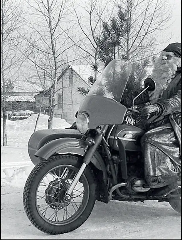 1988. Омская область. Дед Мороз спешит на праздник.jpg