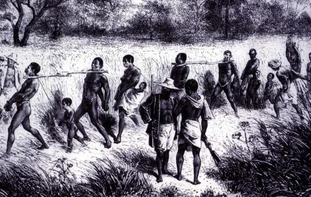 Группа связанных рабов под охраной вооруженных работорговцев (Центральная Африка, 1865 год)