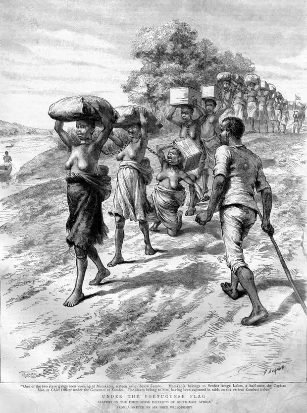 Колонна скованных между собой африканских рабынь с грузом на головах под охраной пеших работорговцев (Восточная Африка, 1891 год)