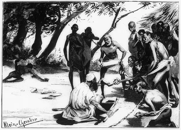 Арабские работорговцы кормят плененных рабов во время привала (Центральная Африка, 1880-е годы)