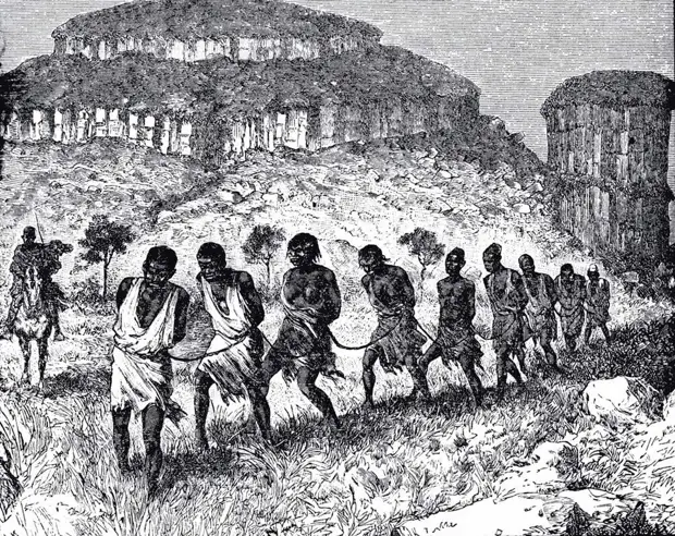 Движущаяся колонна связанных рабов под охраной конных работорговцев (Западный Судан, 1879 - 1881 годы)
