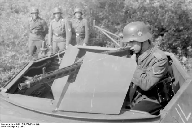 Bundesarchiv_Bild_101I-259-1389-30A,_Südfrankreich,_Soldat_an_MG_42_in_Schützenpanzer