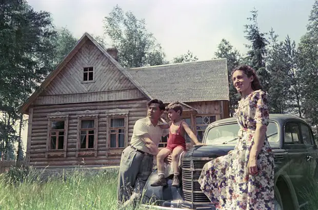 Легендарный Маресьев с семьёй. Начало 1950-х