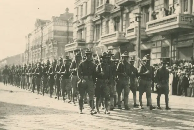 Американские солдаты на Светланской (19.8.1918).