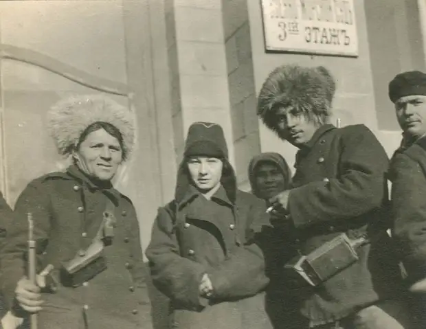 Владивосток, 1918. У здания военно-морского суда