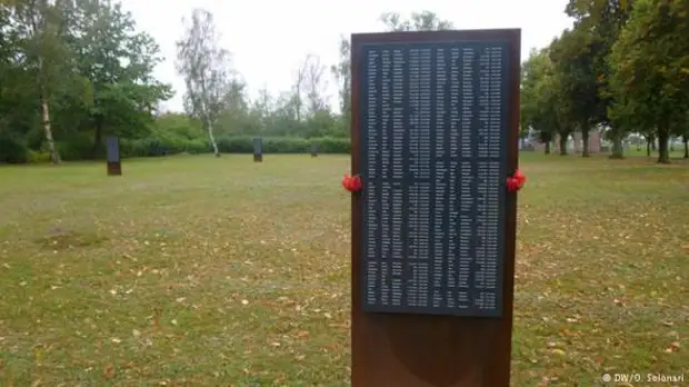 Обелиск в мемориале Цайтхайн с имена погибших в лагере военнопленных