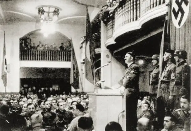 Hitler_addressing_Beer_Hall