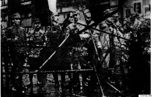 6111_i_014Отряд Рема перед Военным министерством Баварии на Людвигштрассе. В центре с флагом стоит Генрих Гиммлер. Мюнхен, 9 ноября 1923 года