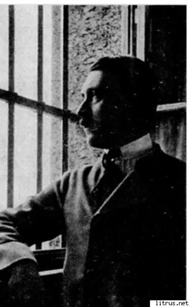 6111_i_016Гитлер у окна тюрьмы Ландсберг