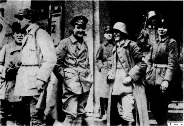 6111_i_011Герхард Росбах и его люди в день путча перед пивной Бюргерброй. Мюнхен, 9 ноября 1923 года