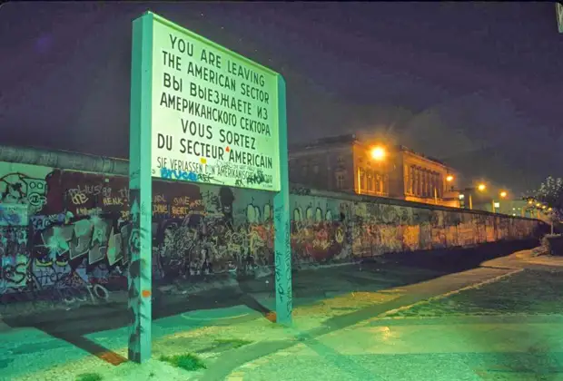 Берлинская стена ночью, за месяц до падения, октябрь 1989