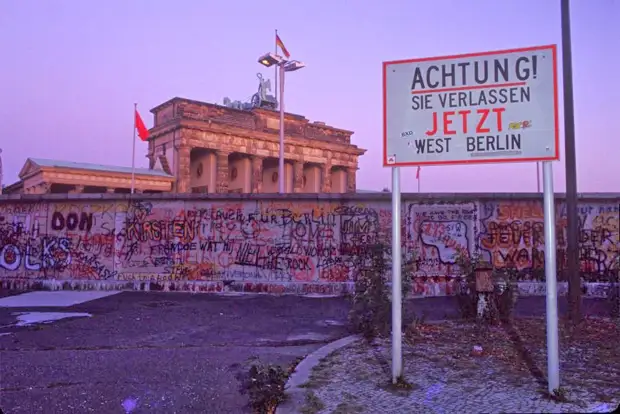 Берлинская стена ночью, за месяц до падения, октябрь 1989