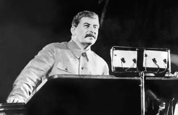 Школьники будут изучать «Домострой» и речь Сталина