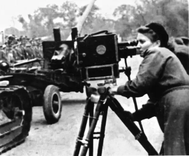 65-Советский кинооператор снимает артиллерийскую колонну.jpg