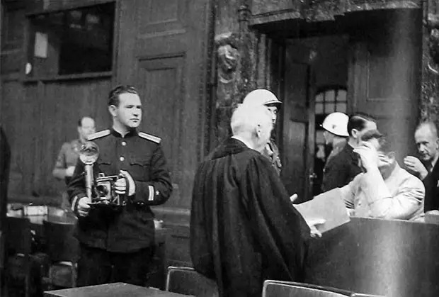 83-Евгений Халдей на Нюрнбергском процессе рядом с Германом Герингом. 46.jpg