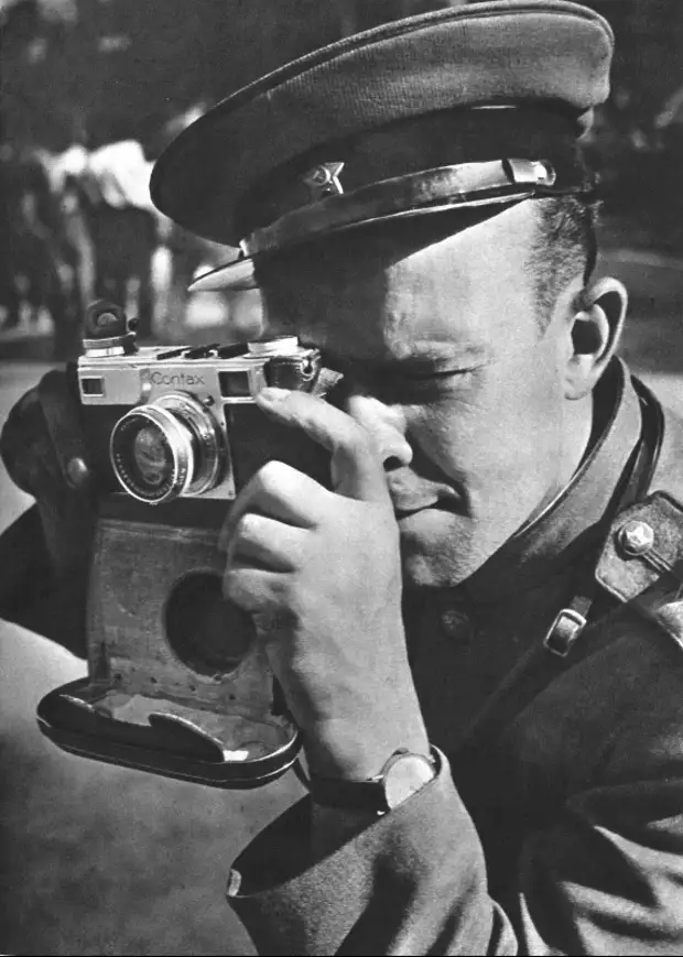 70-Советский офицер с фотоаппаратом «Contax II». Май 45.jpg