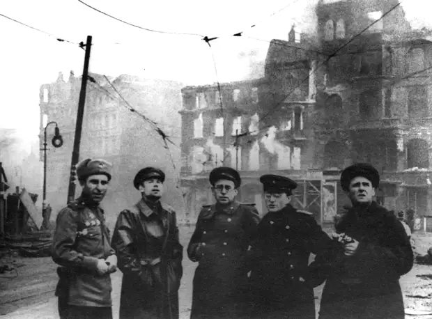 62-Советские корреспонденты в Берлине.jpg