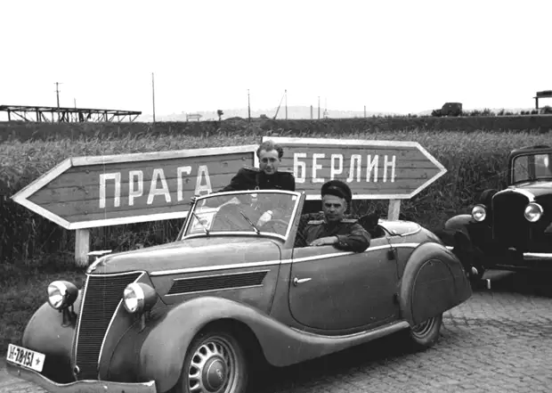 78-Фотокор В.С.Кинеловский (справа) в машине на пути из Берлина в Дрезден.jpg